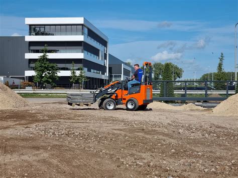 Relly R 1.0E mini shovel | Nemaco 