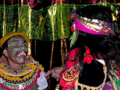 Topeng - Balinese comedian artist with unique mask on their face ...