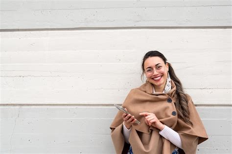 Mulher latina jovem sorridente olhando para a câmera uma cara positiva mulher segurando e