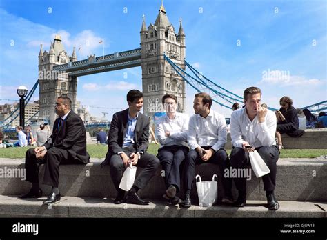 London Uk 16th August 2016 Uk Weather Office Workers Enjoy Their