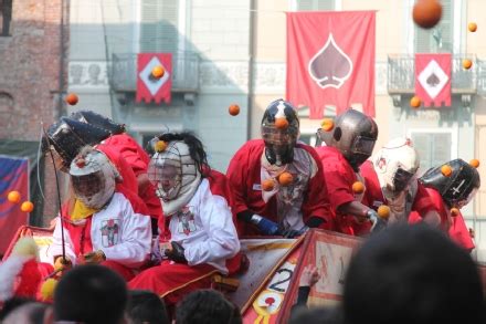 STORICO CARNEVALE DI IVREA 180 Feriti Per La Battaglia Delle Arance