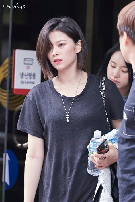 190927 - Insanely beautiful Jeongyeon (ft. Chaeyoung) : r/twice