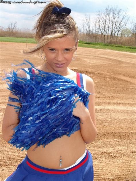 Anna Blonde Aux Gros Seins Pose Dans Une Tenue De Pom Pom Girl