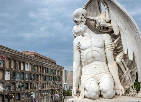 El Beso De La Muerte La Escultura M S Triste Y Aterradora De Barcelona