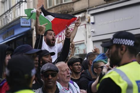 Eskalacija Desni Arskih Protesta U Velikoj Britaniji Demonstranti