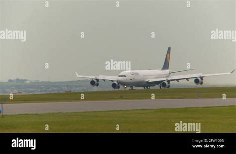 Airbus a340 landing Stock Videos & Footage - HD and 4K Video Clips - Alamy