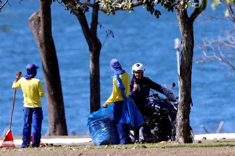 Bolsonaro Fotografado Sem M Scara E De Moto Na Rea Do Pal Cio Da