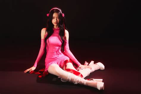 Hot girl thị phi một thời chuyển hướng làm ca sĩ Gây tranh cãi vì hát live ngay khi debut ở