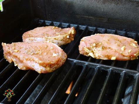 Grilovaná vepřová kotleta na grilu Weber