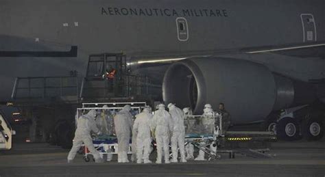 Ebola L Arrivo A Pratica Di Mare Del Medico Contagiato Foto Mino