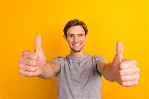 Joven Con Ropa Informal Sobre Un Fondo Brillante Aprobando Hacer Gestos