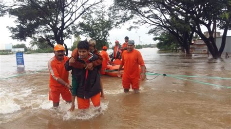 सांगली कोल्हापुरात एनडीआरएफचं बचावकार्य वृद्धांची खांद्यावर घेऊन