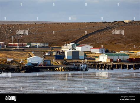 France, France, Îles Kerguelen, Port-aux-Français, le quai et le port de bâtiments Photo Stock ...