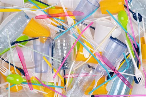 La direttiva europea sulla plastica monouso è entrata in vigore ma in