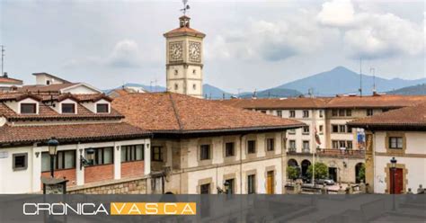 Descubre el encanto otoñal de este pintoresco pueblo en Euskadi para