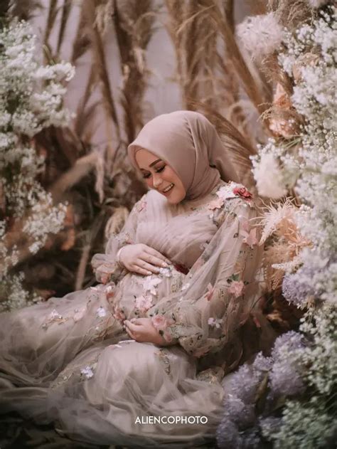 Gaya Maternity Shoot Syifa Adik Ayu Ting Ting Tampil Memesona Hot