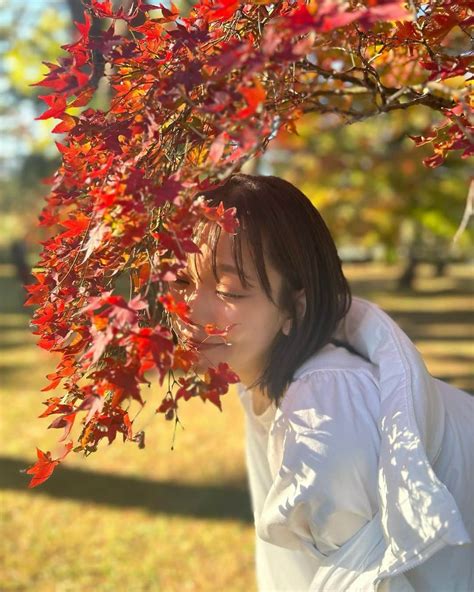 青戸しのさんのインスタグラム写真 青戸しのinstagram「紅葉🍁 お洋服タグ付けしてるよ🏷 京都御苑 紅葉スポット