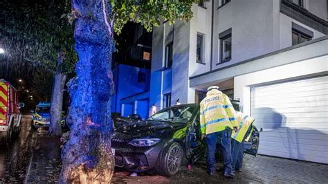 Unfall In Olpe BMW Kracht Gegen Baum Junger Fahrer Stirbt Im Krankenhaus