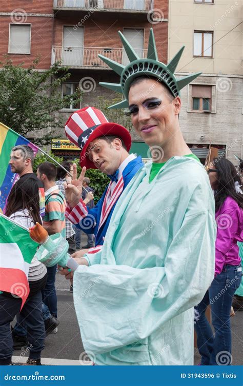 La Gente Alla Parata Di Gay Pride A Milano Italia Fotografia Editoriale Immagine Di
