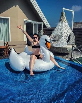 8 Hot Sexy Amy Macdonald Bikini Pics
