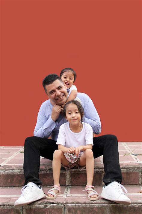 Pai Divorciado Passa Tempo Suas Duas Filhas Morenas Latina Celebrando O Dia Dos Pais Na