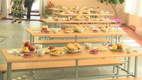 Омск: дети в школах падают в голодные обмороки