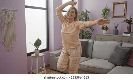 Beautiful mature blonde woman результатов 105 706 изображения без лицензионных платежей