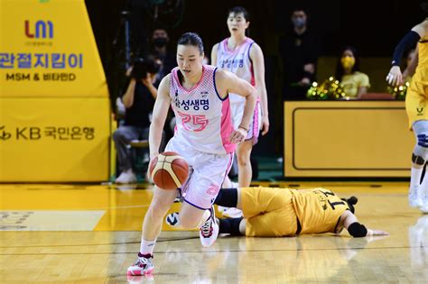 Wkbl ′배혜윤 더블더블′ 삼성생명 Kb스타즈 꺾고 공동 2위 ′점프′