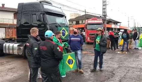 Caminhoneiros bloqueiam rodovias federais em protesto pró bolsonarista