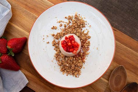 Panna Cotta De Coco Con Crujiente De Almendras Y Fresas