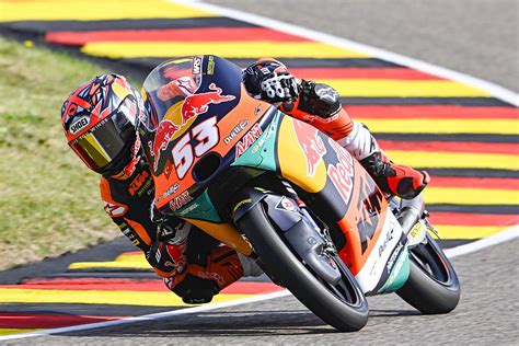 Moto3ドイツ決勝｜デニス・オンジュ、キャリア初優勝を達成。佐々木歩夢はラストラップの最終コーナーで敗れ2位