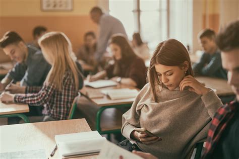 Cellulare In Classe Verso Il Divieto Assoluto Studenti It