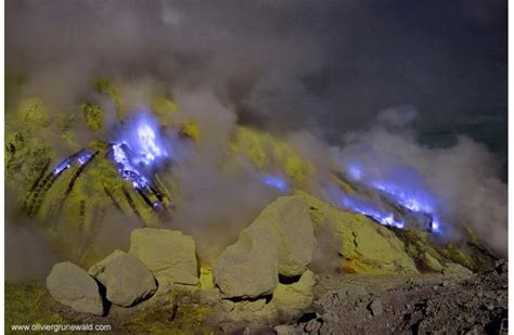 El insólito volcán que expulsa lava azul Planeta Curioso