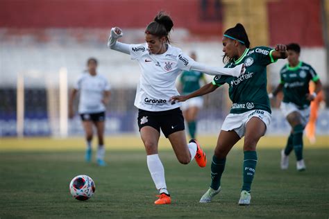 Atacante do Corinthians sofre problema no ombro em clássico e pode ser