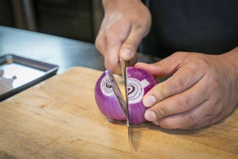 Schneiden Einer Zwiebel Mit Messer Auf Hackendem Brett Stockfoto Bild