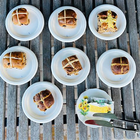 Hot Cross Buns Blind Taste Tested By People Whove Never Tried Them Ensemble Magazine