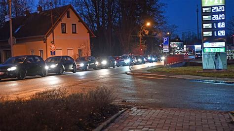 Coronavirus Tschechien Schlie T Grenze Zu Sachsen Stau Und Hamsterk Ufe