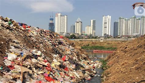 Foto Bantaran Kanal Banjir Barat Dipenuhi Sampah Foto