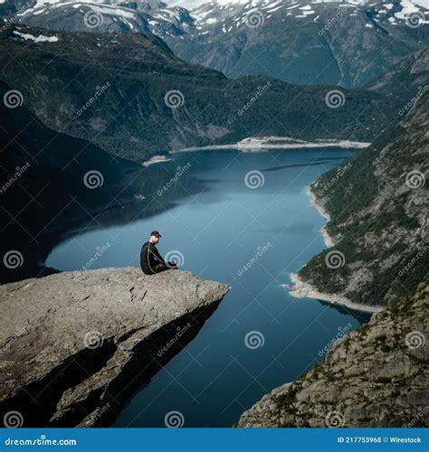 Disparo Vertical De Un Macho En La Lengua Trolls Con Vistas Al Lago