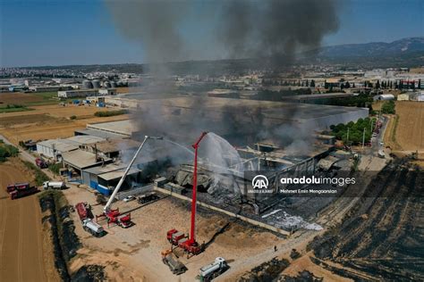 İzmir de kozmetik fabrikasında başlayan yangın kontrol altına alındı