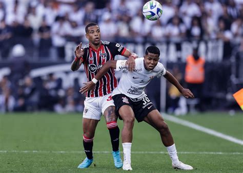 Lateral titular do São Paulo tem lesão constatada e deve desfalcar o