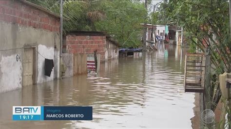 Chuvas continuam no sul da Bahia deixam pontes submersas e famílias