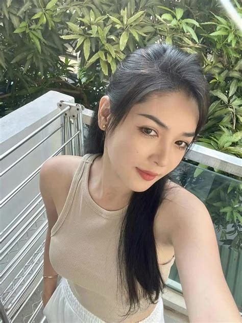 Hot girl phẫu thuật thẩm mỹ Vũ Thanh Quỳnh sau 8 năm đập đi xây lại Sự nghiệp rực rỡ nhan