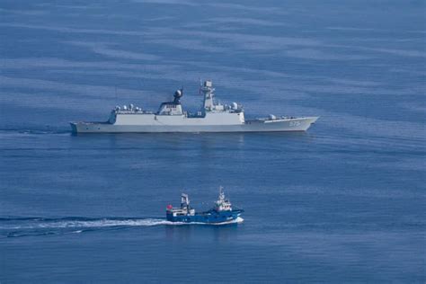 Chinese Naval Frigate Escorts Chinese Fishing Vessels In Gulf Of Aden