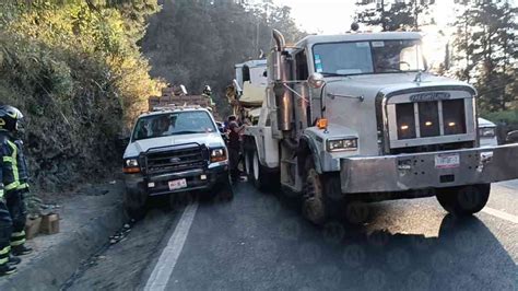 Vuelca tráiler cargado con cajas de productos en la México Toluca