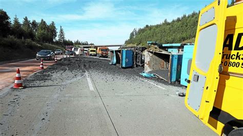 Kl Rschlamm Auf Der Fahrbahn Gefahrgut Laster Kippt Auf A Um