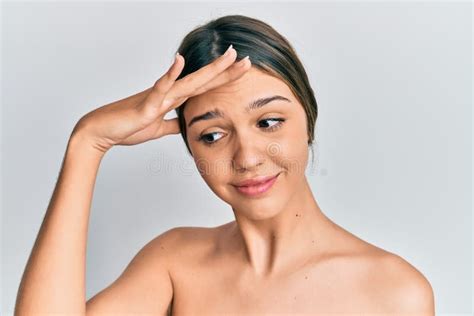 Jeune Brunette Debout Topless Montrant La Peau Stressée Et Frustrée De La Main Sur La Tête