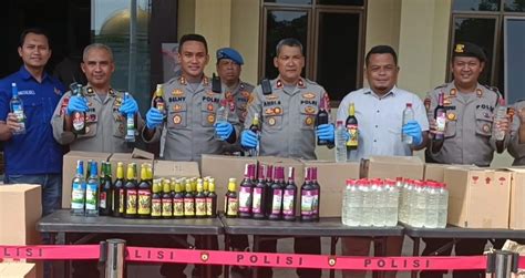 Miliki Bunker Untuk Simpan Miras Polisi Gerebek Rumah IRT Di Pandeglang