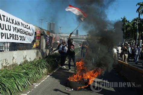 Aksi Unjuk Rasa Dukung Hak Angket Di Depan Gedung Dpr Foto