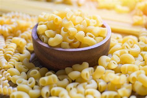 macarrones crudos en tazón de madera pasta varios tipos de espaguetis